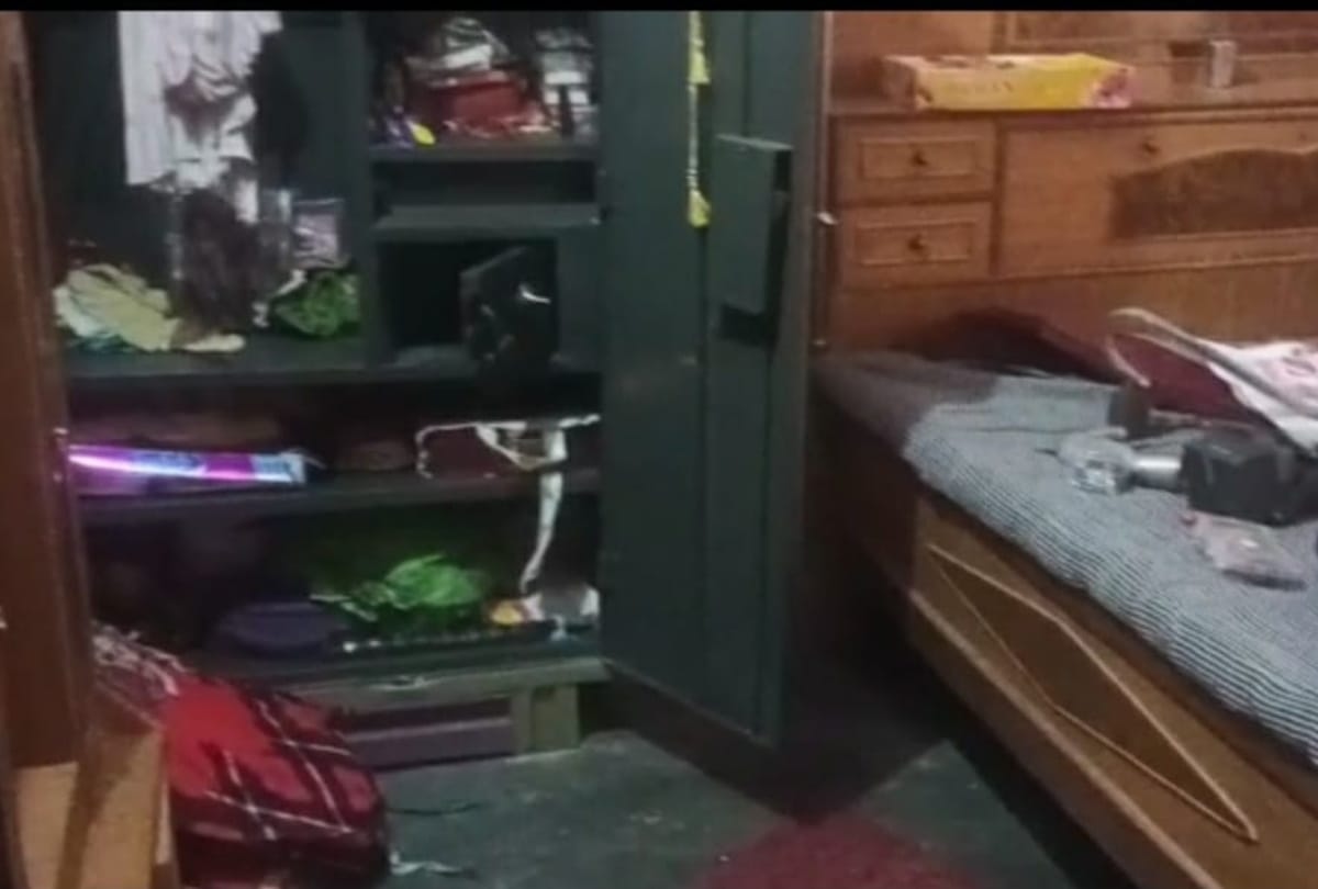 miscreants took away jewelery worth lakhs from teacher house by stunning family In Deoria