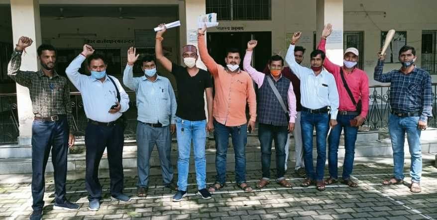 Villagers demonstrated against the poor electrical system of Simgarhi Nyay Panchayat