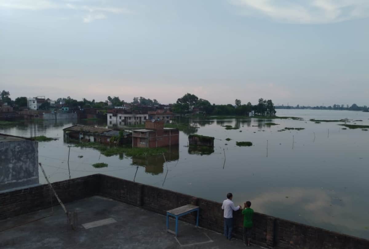 painful story of flood affected people in village surrounded by water for week due to floods in Gorakhpur