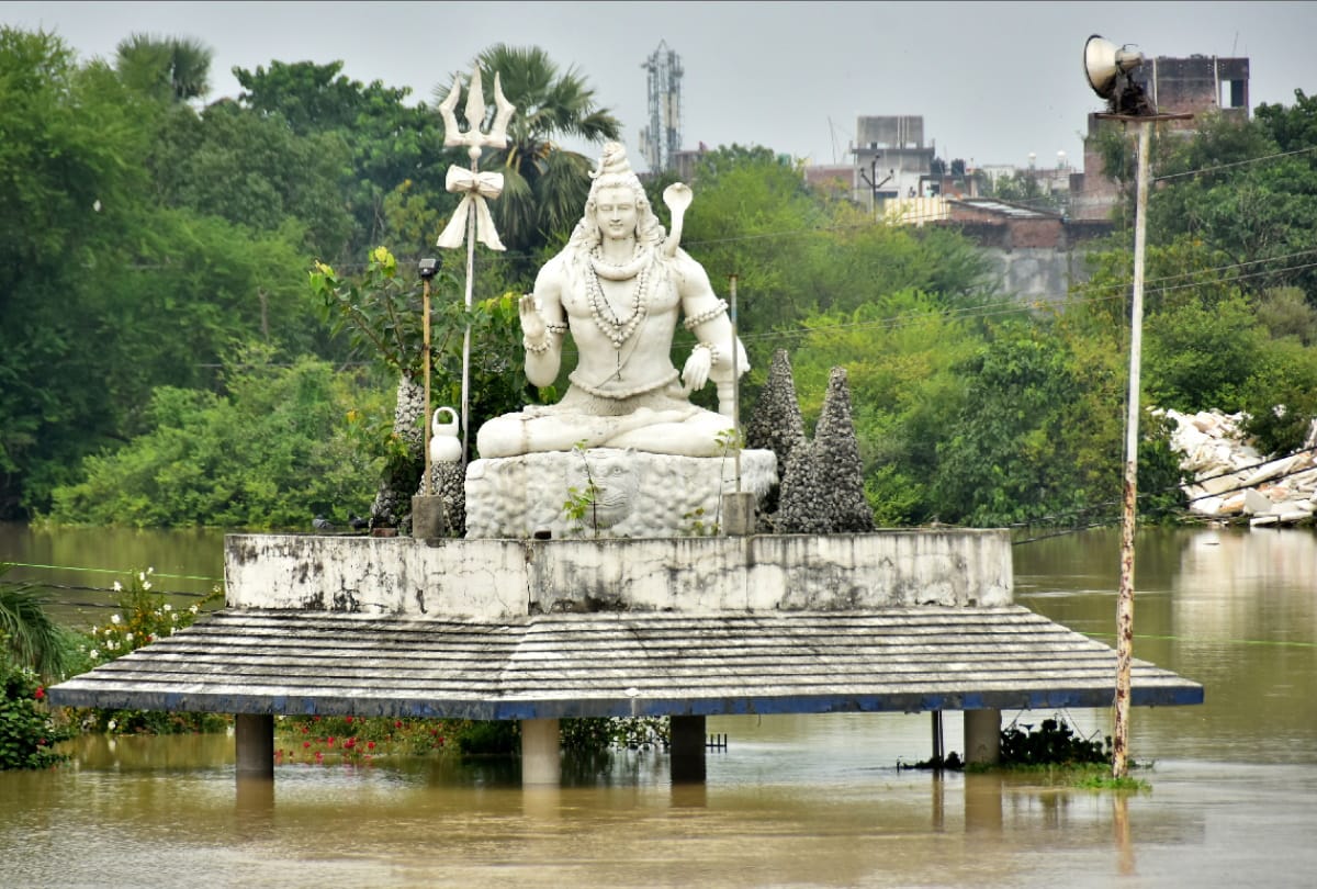 Flood of Gorakhpur people anticipating flood from idol of Lord Shankar near Rapti river