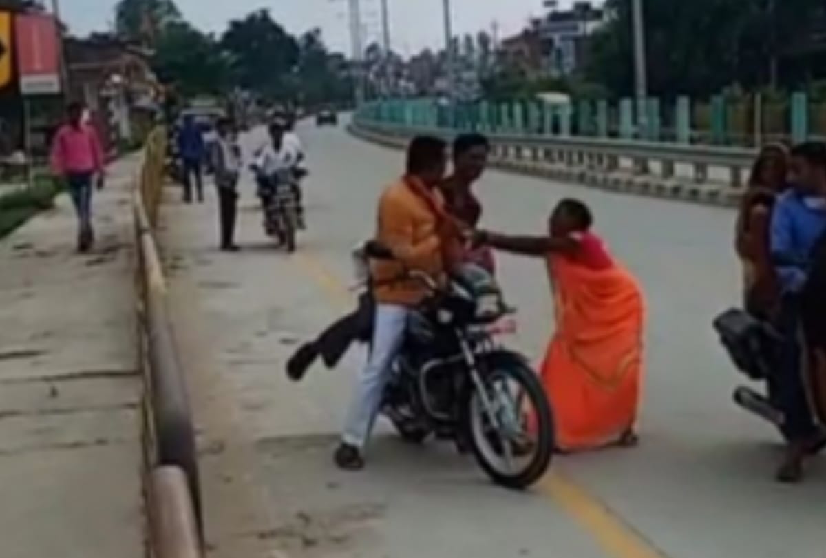 Barabanki: Video of BJP leader beating with slippers goes viral, accused of grabbing two and a half lakh rupees in the name of getting a job
