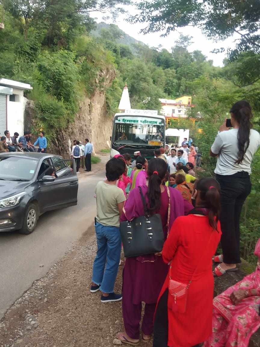 The bus started moving backwards in the climb