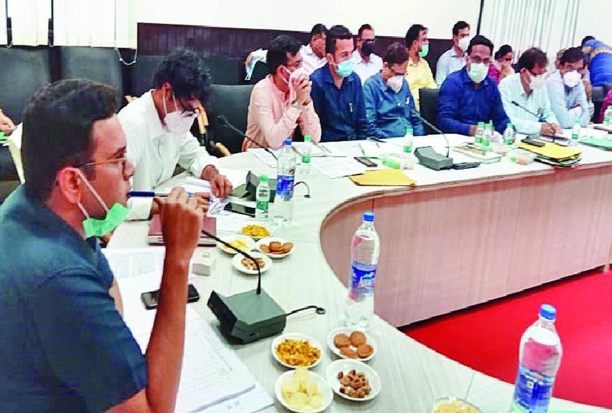Mathura Dm Meeting With Health Department Officers Over Death From Viral Fever