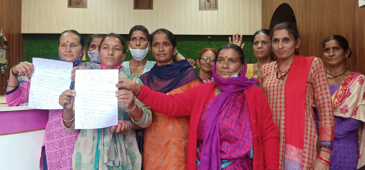 Part time midwife organization demanded increase in honorarium