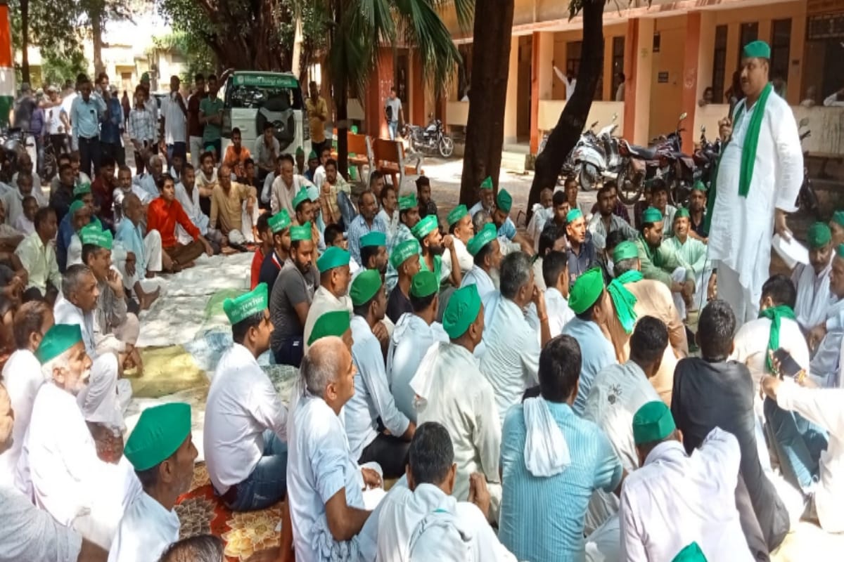 Farmers labor organization staged a sit-in protest at the Tehsil headquarters in Sardhana
