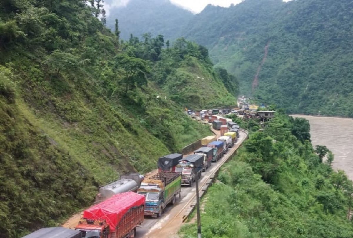 Indian vehicles stuck on Butwal Kathmandu route in Nepal due to heavy rain
