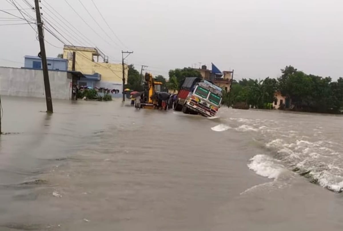 Indian vehicles stuck on Butwal Kathmandu route in Nepal due to heavy rain