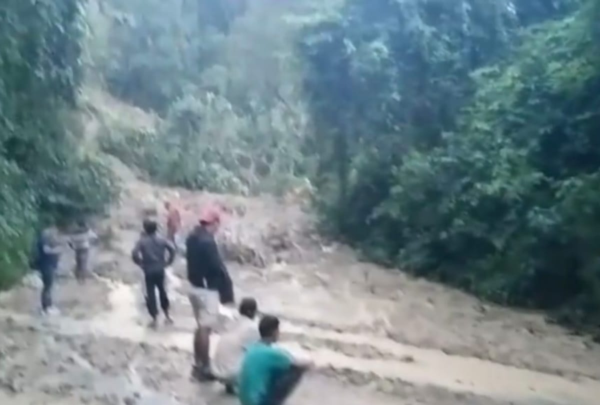 Indian vehicles stuck on Butwal Kathmandu route in Nepal due to heavy rain