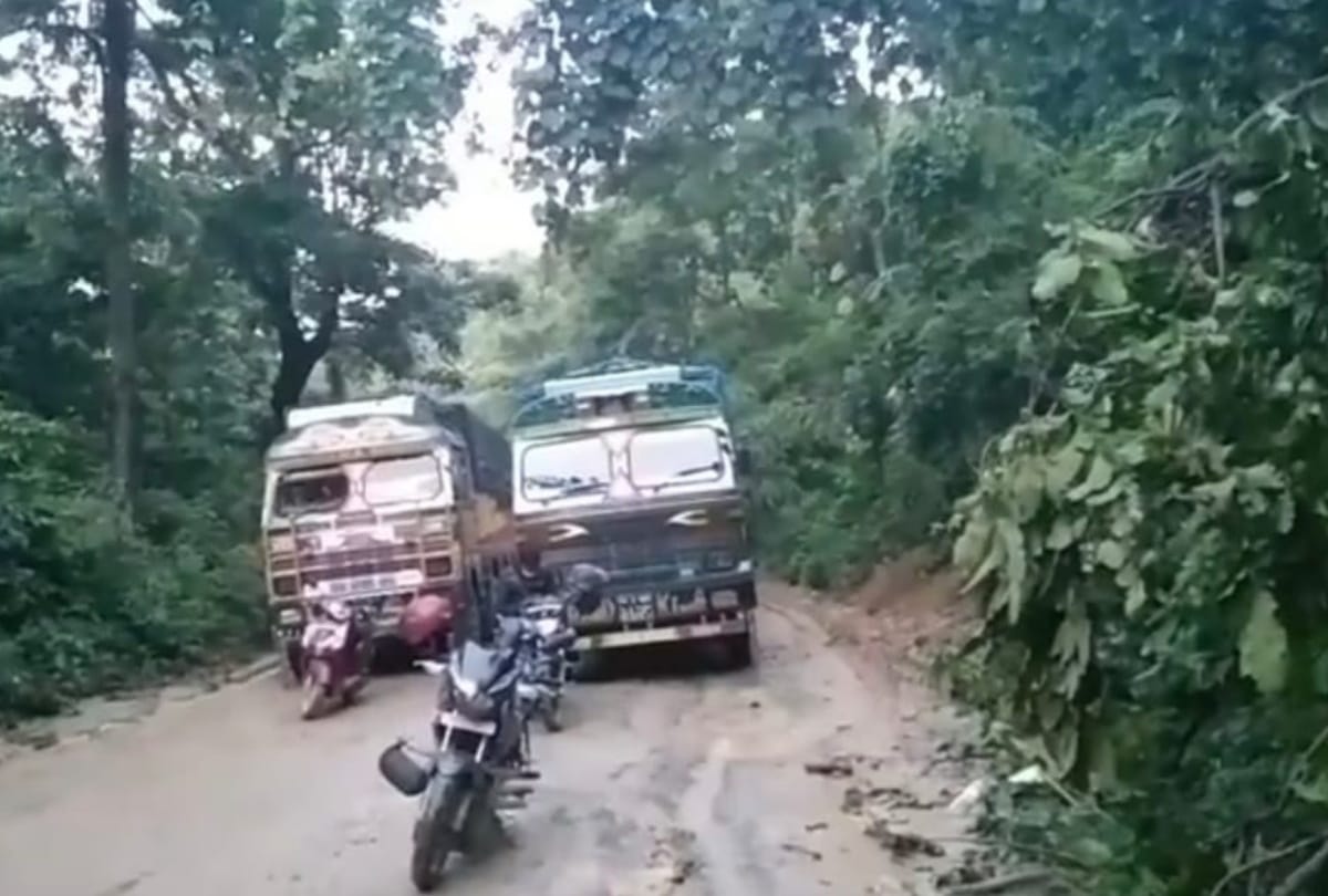 Indian vehicles stuck on Butwal Kathmandu route in Nepal due to heavy rain