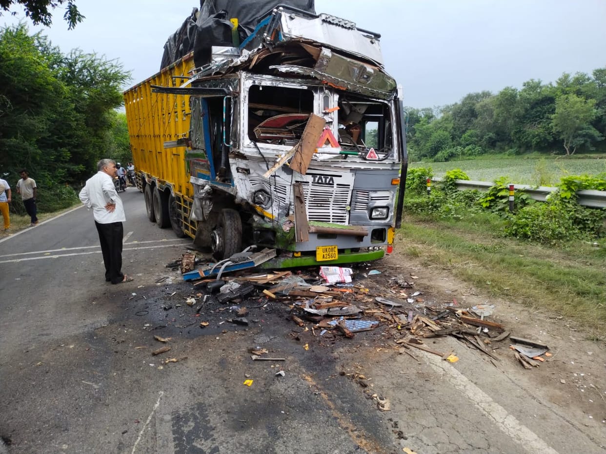 Trucks collided head-on, driver dies