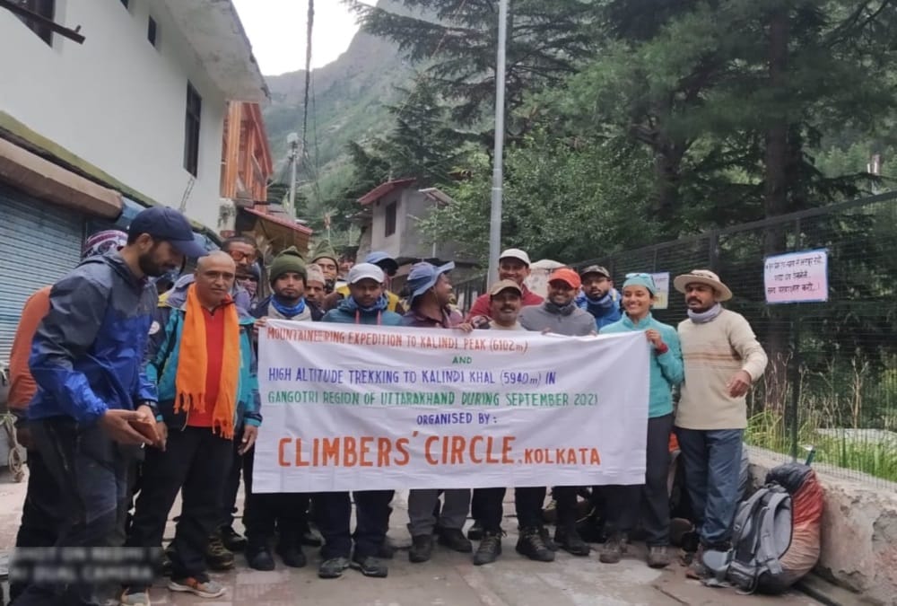 Uttarakhand News: Kolkata Tourist Group Go to ,kalindi khal-badrinath trek for Trekking Photos