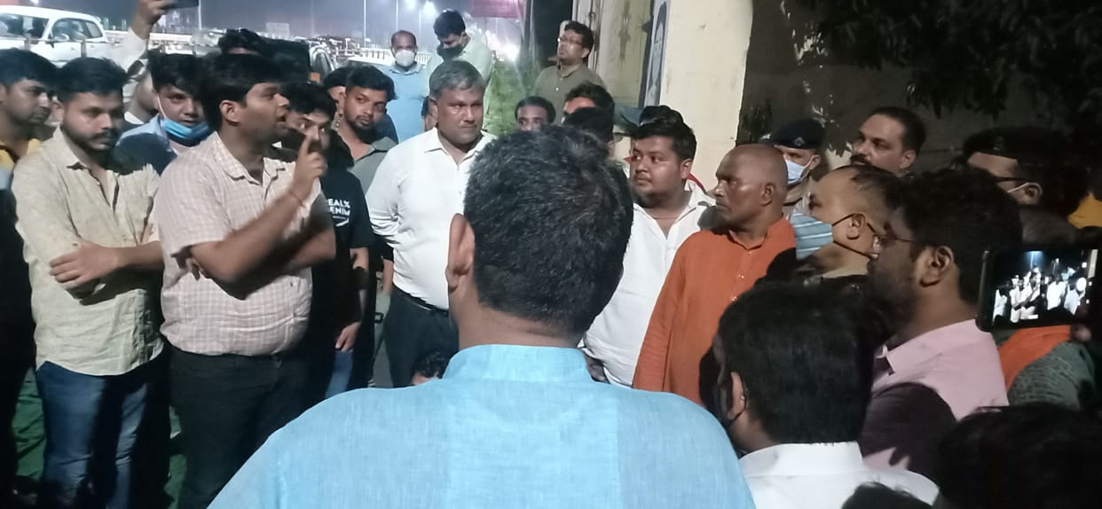 BJP leader was beaten up by police in front of MLA