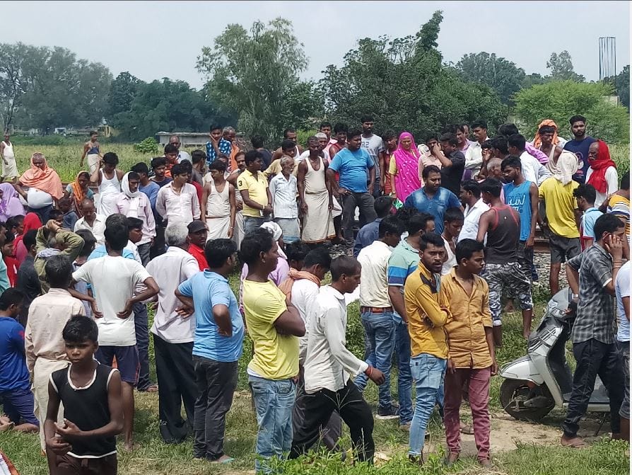 contractor died after cut off by train who Talking on phone on side of railway line in sonebhadra