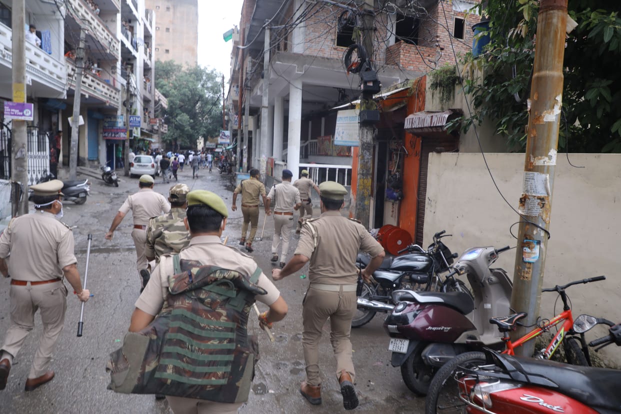 Caught farmers on their way to protest , scuffle with police