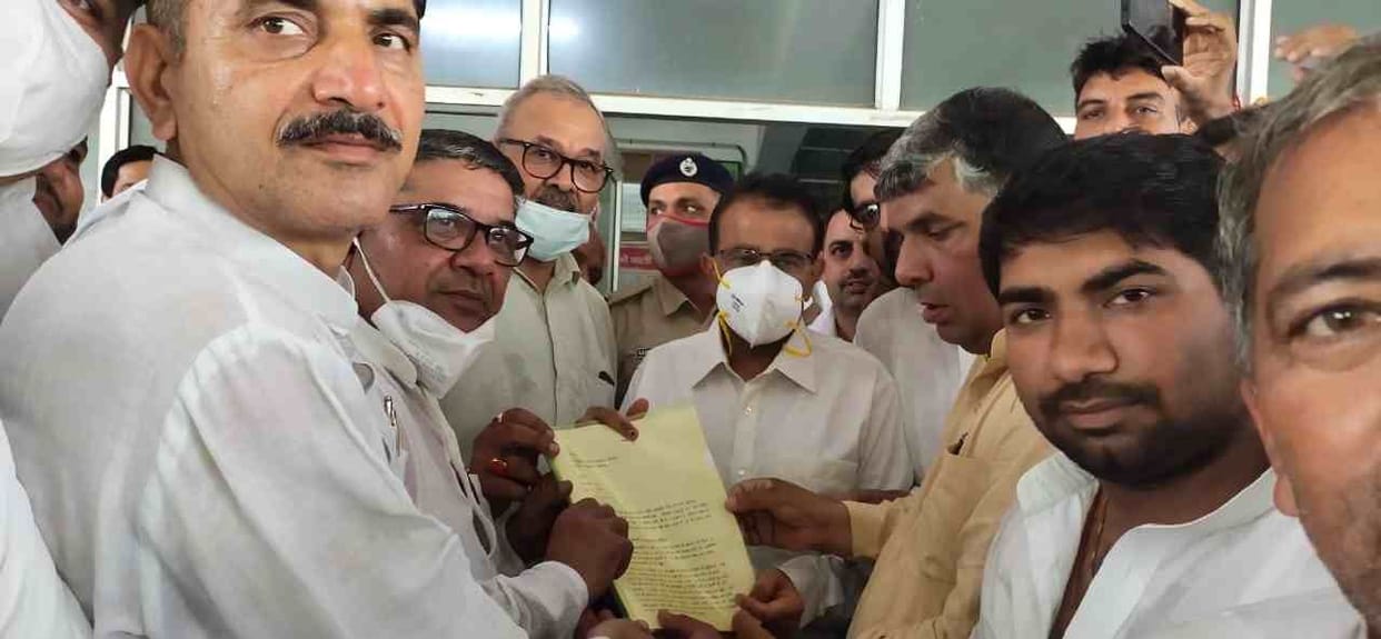 Congress workers demonstrated against the lathi charge on farmers