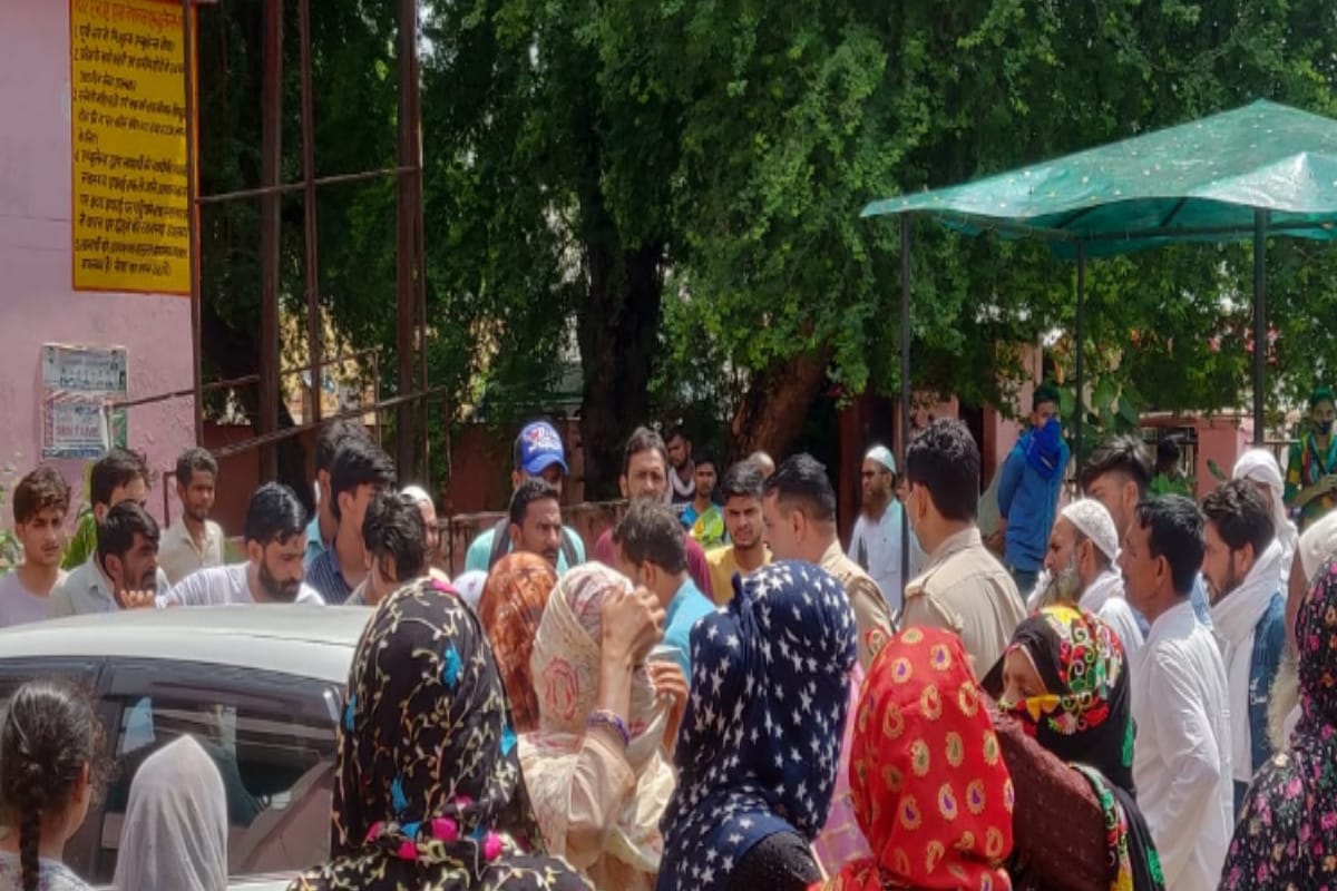 Meerut: doctor who was absconding in the hrassment case suffered a heart attack, uproar