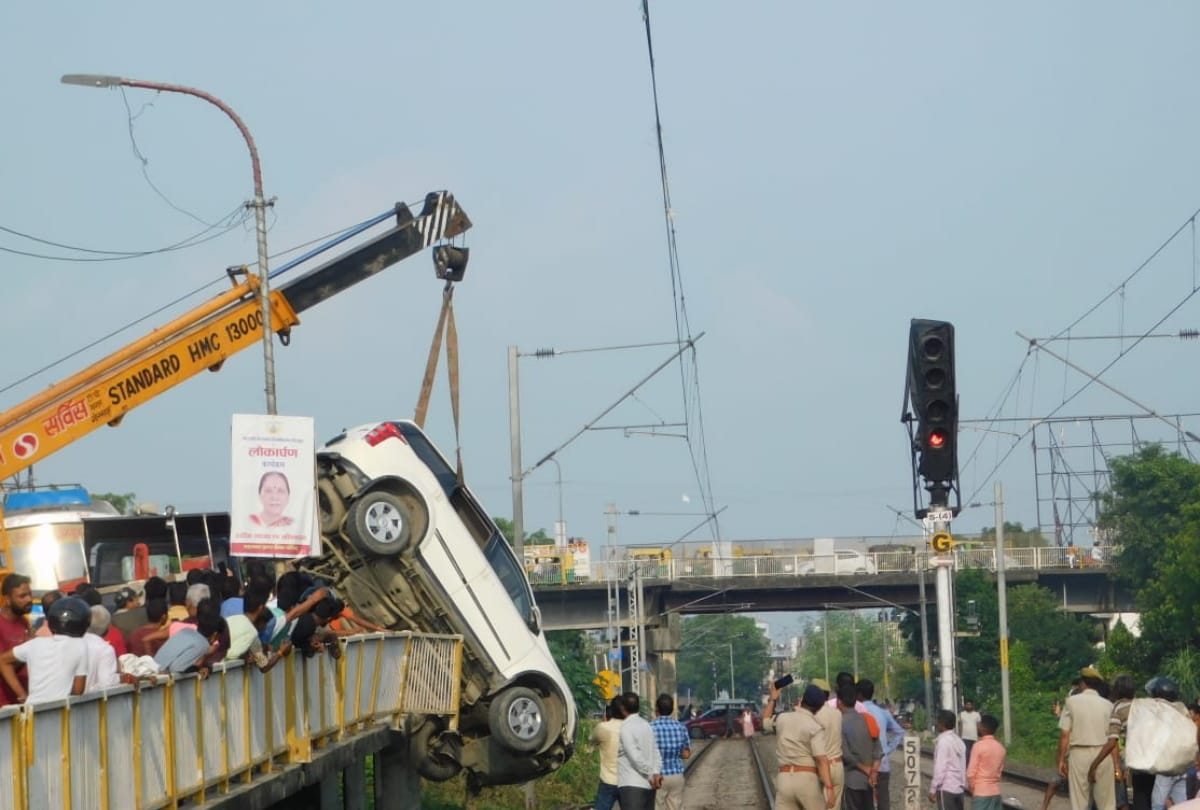 Gorakhpur Gorakhnath Temple Road Overbridged Accident News: Uncontrolled car hanging towards railway track by breaking guardrail of Gorakhnath overbridge