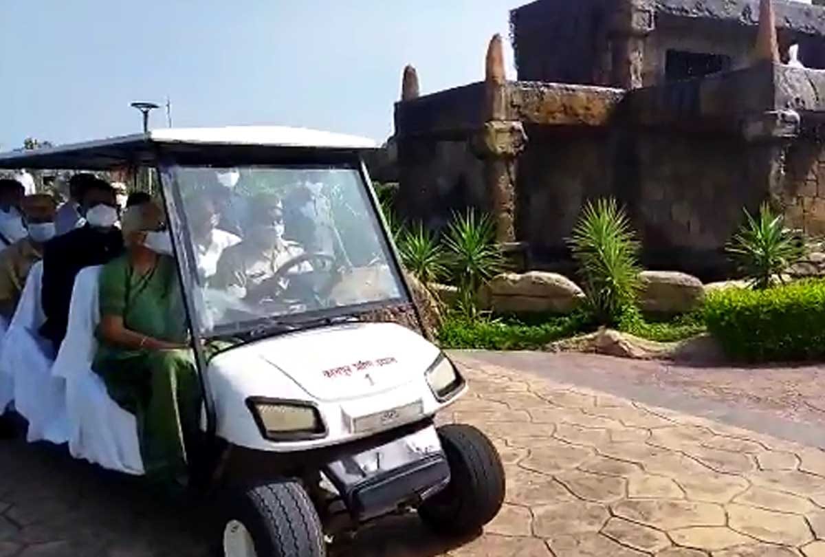 Governor's visit to Etawah: Anandiben Patel saw the lions of Gujarat in etawah safari, traveled by electric vehicle