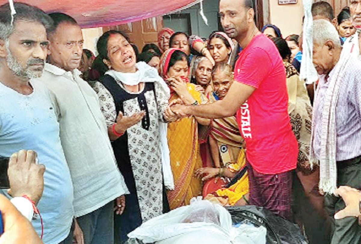in Pratapgarh Enraged by the murder, traders closed their shops and protested, there was silence in the market