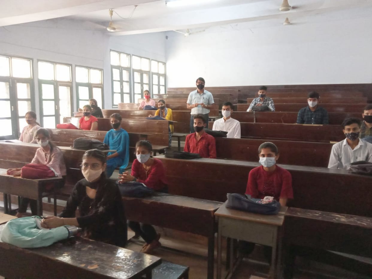 On the first day in Una College, 850 attended