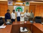 यमुना प्राधिकरण कार्यालय में अनुबंध हस्ताक्षर के दौरान यीडा और डीएमआरसी के अधिकारी।