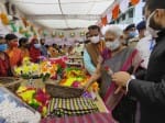 भोलेपुर बेवर रोड स्थित कोल्ड स्टोरेज में लगी प्रदर्शनी में डलिया देखतीं राज्यपाल आनंदी बेन पटेल