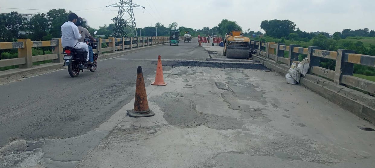 One-way traffic on gomti over bridge