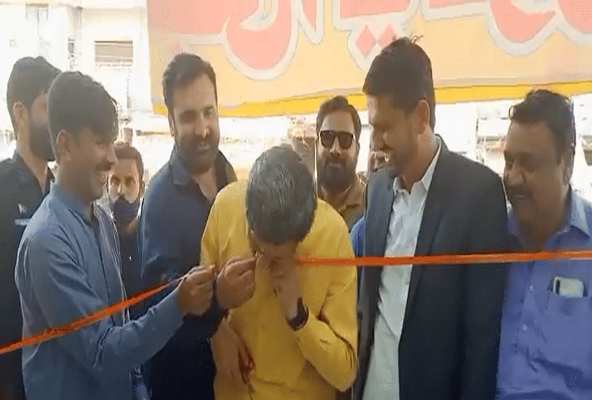 Pakistan Jail minister arrived to inaugurate the shop if scissors did not work ribbon gnawed with teeth video viral