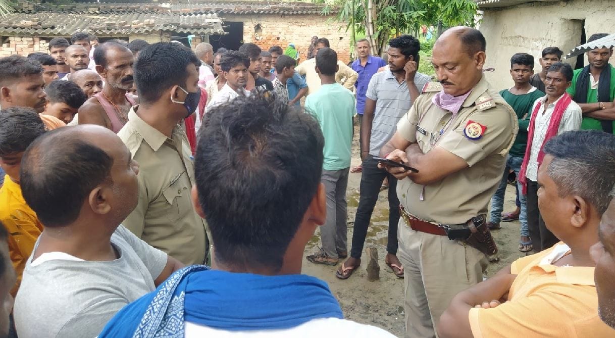 Road accident in Azamgarh Mau resident two youths died bike collided with divider while trying to safe from  animal