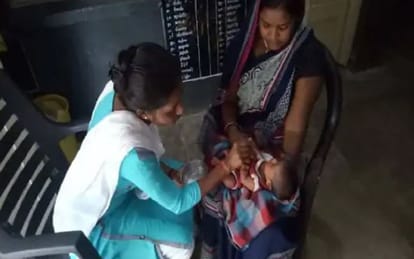 डॉक्टरों ने नवजात का स्वास्थ्य परीक्षण किया