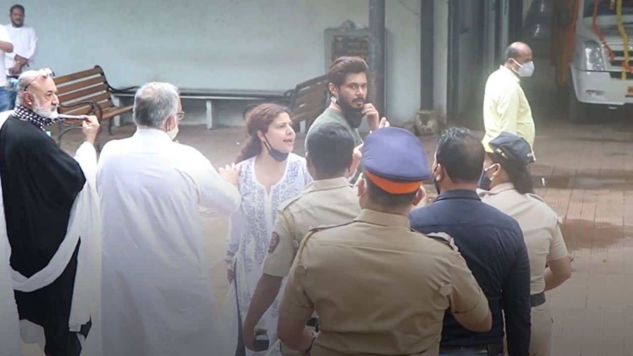 Video: Sambhavna Seth get into a fight with the police during Sidharth Shukla’s funeral
