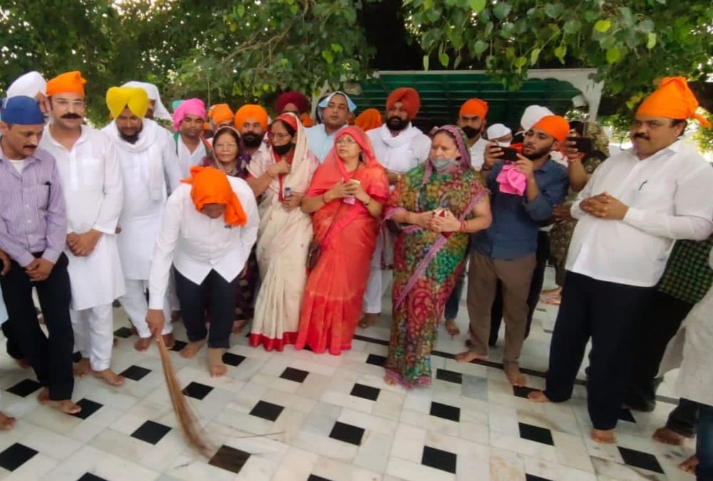 Panj Pyare Dispute: Harish Rawat doing atonement By Sweeping in Nanakmatta Gurudwara photos