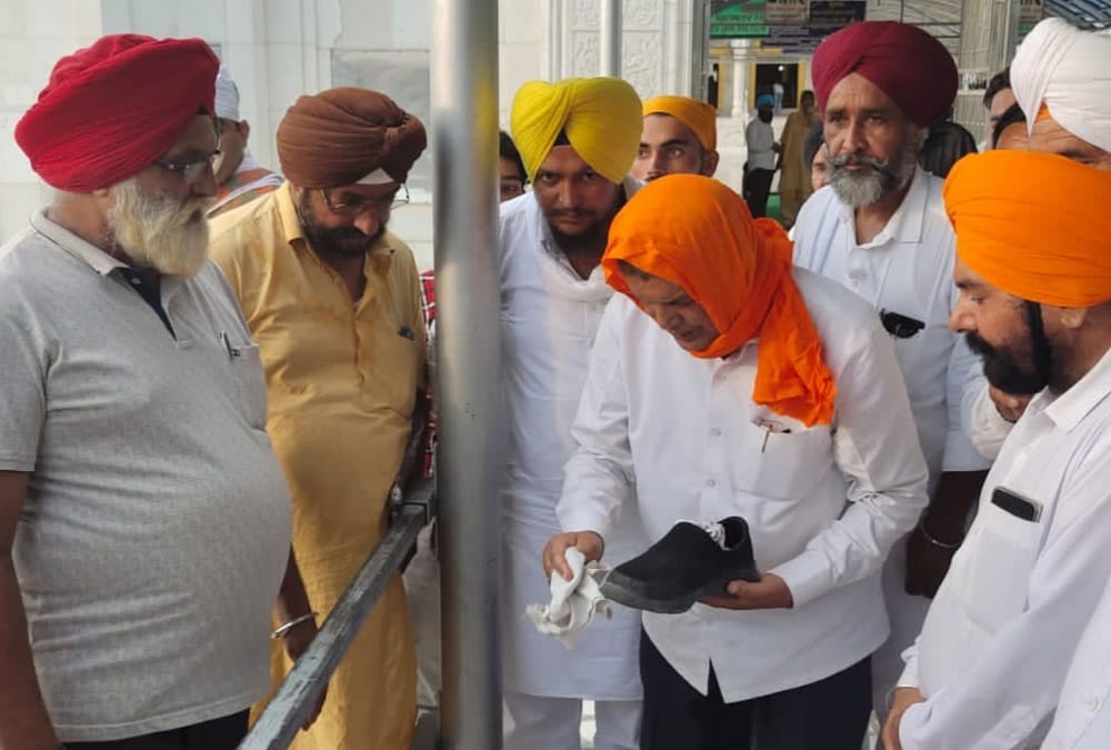 Panj Pyare Dispute: Harish Rawat doing atonement By Sweeping in Nanakmatta Gurudwara photos