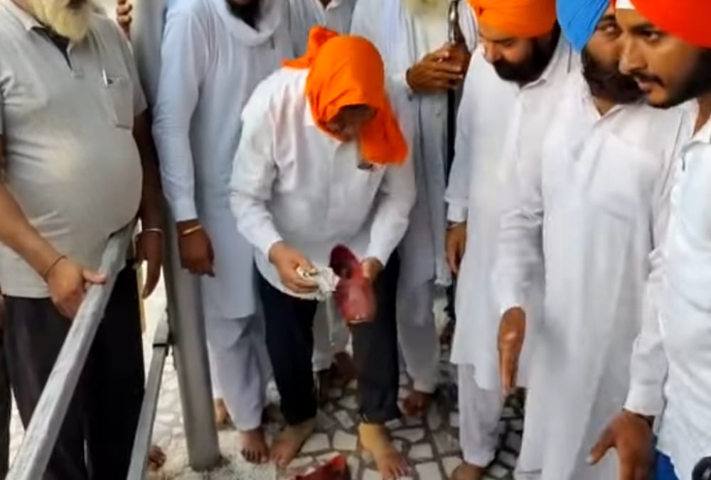 Panj Pyare Dispute: Harish Rawat doing atonement By Sweeping in Nanakmatta Gurudwara photos