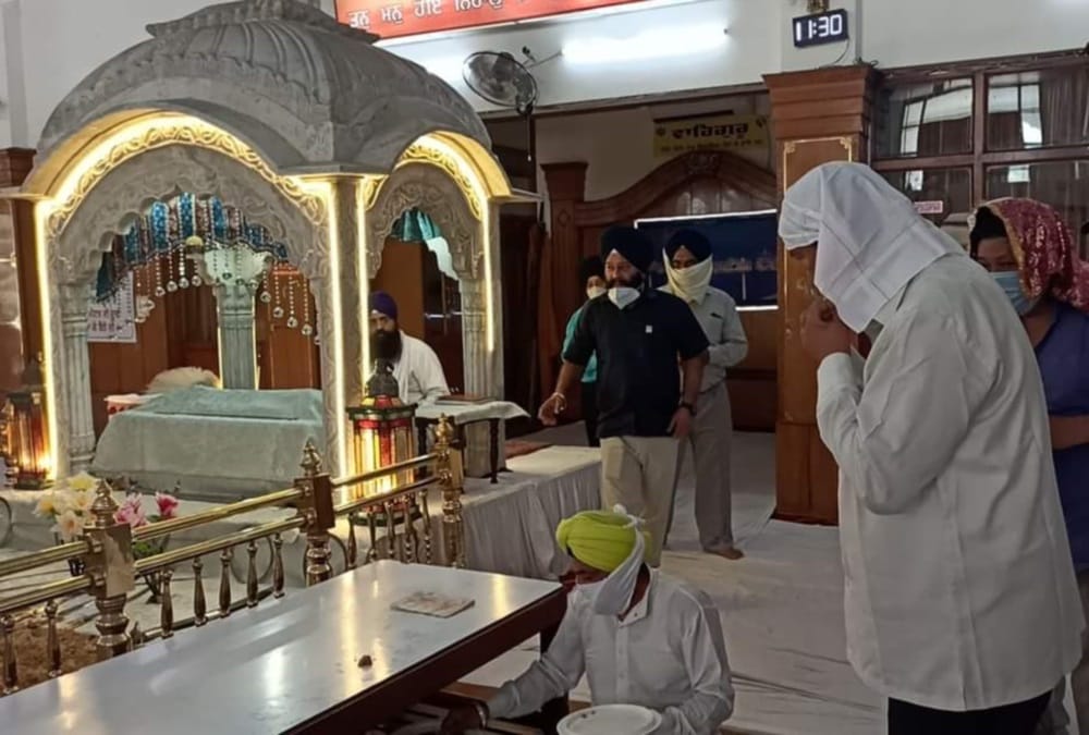 Panj Pyare Dispute: Harish Rawat doing atonement By Sweeping in Nanakmatta Gurudwara photos