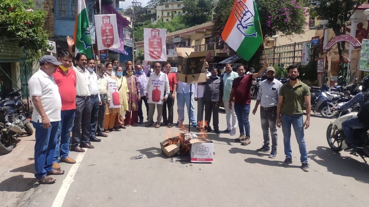 Congressmen burnt the effigy of the central government, raised slogans