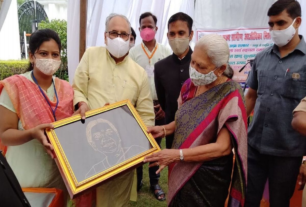 Governor Anandiben Patel had lunch in Mainpuri