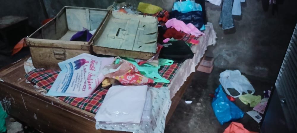 Thieves stole cash and jewelry by breaking locks