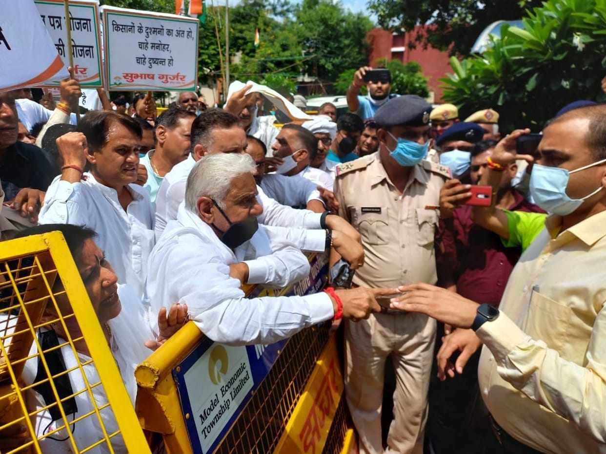 Congress workers going to hand over the memorandum were stopped only when the police stopped them