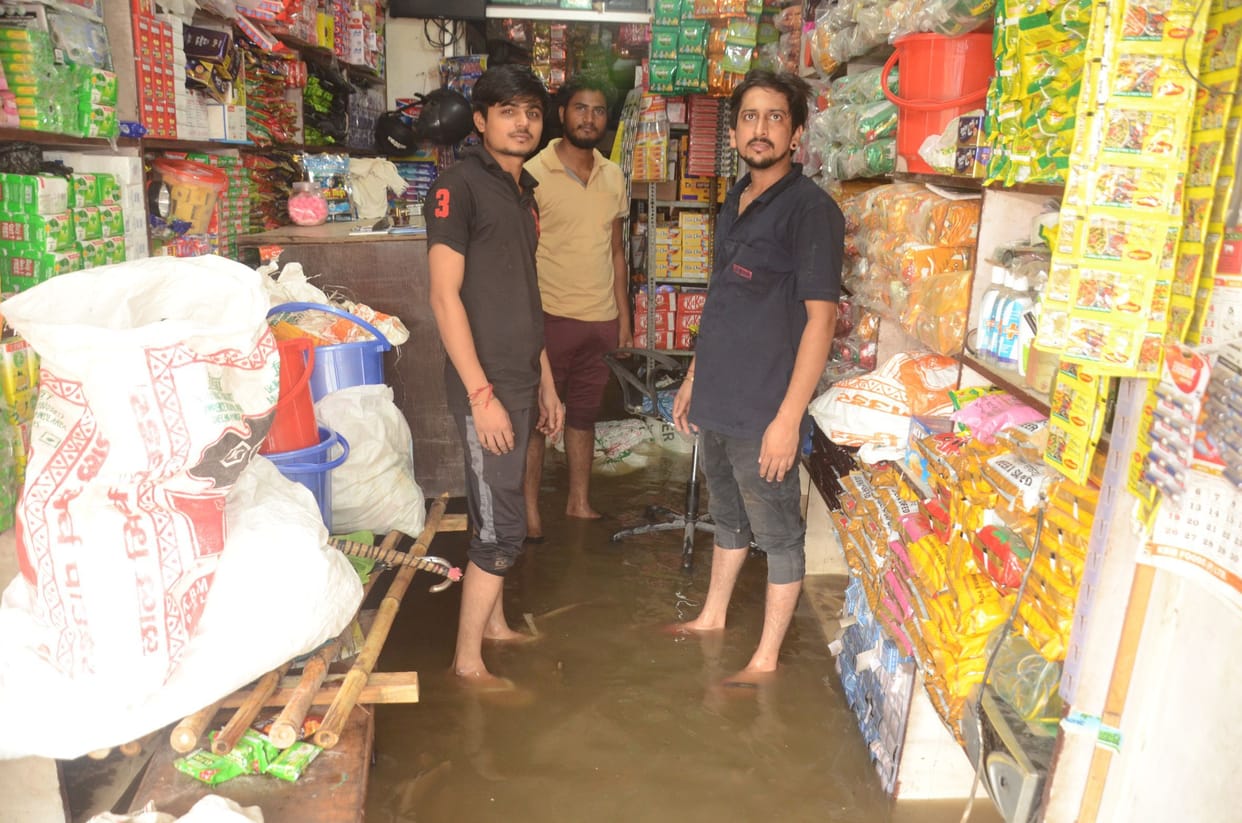 Waterlogging: There was no drainage of water from the market even after 36 hours, shops remained closed for the second day