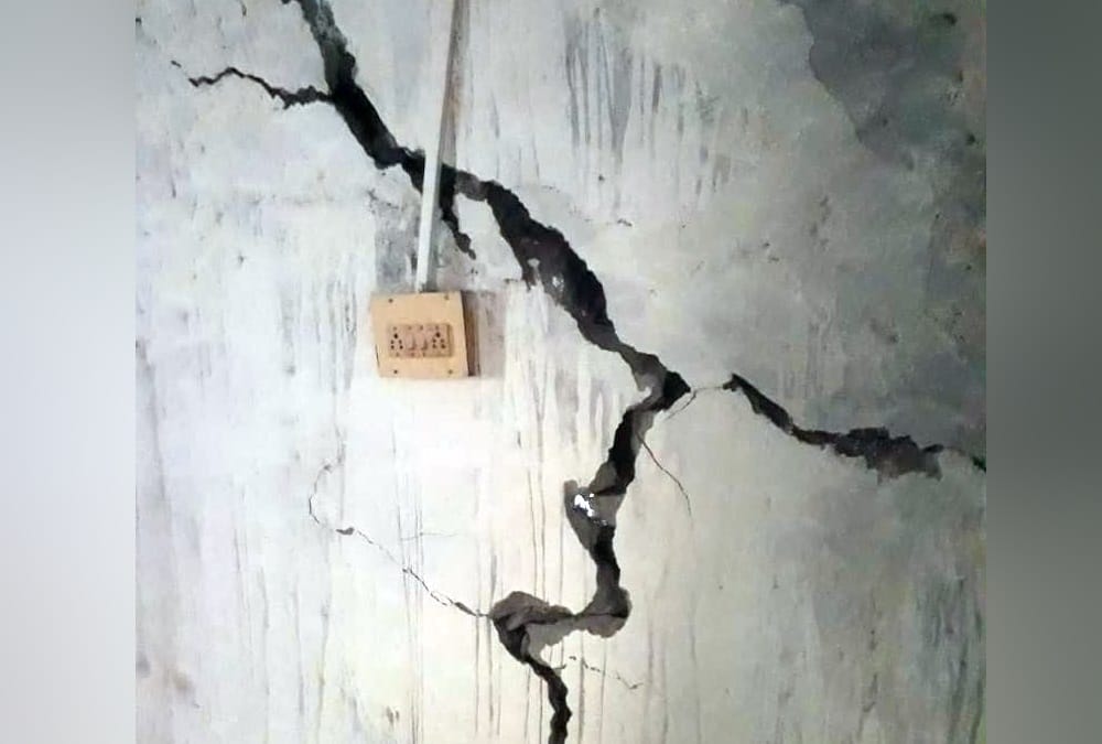 Uttarakhand weather latest news : Big Creaks in Munsiyari Village House and land after Heavy Rainfall photos