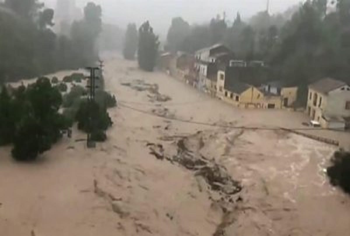 floods in spain and car flows in sea