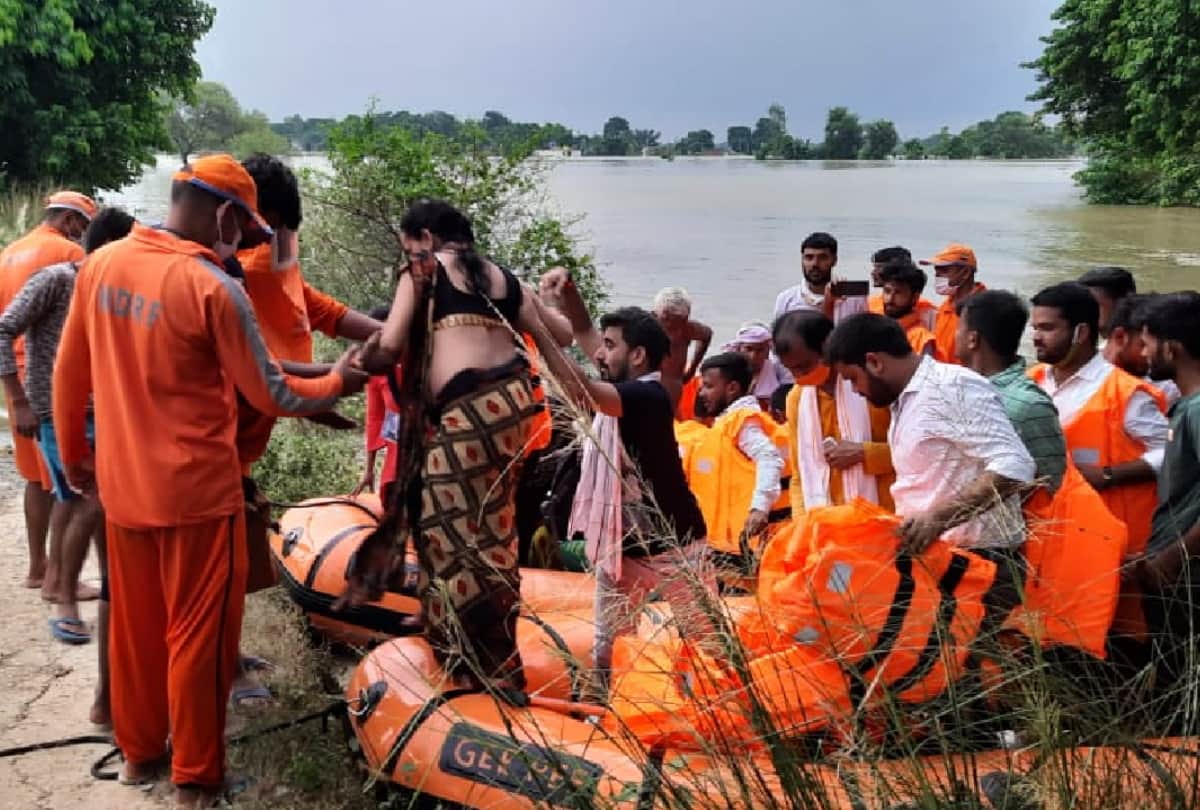 painful story of flood affected villagers in gorakhpur after Bharwalia Basawanpur dam broken