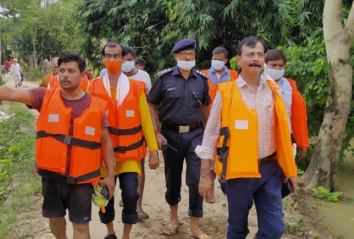 painful story of flood affected villagers in gorakhpur after Bharwalia Basawanpur dam broken