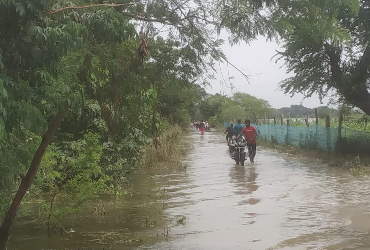 flood in gorakhpur update Ami river water came on Gorakhpur-Varanasi national highway, administration stopped traffic