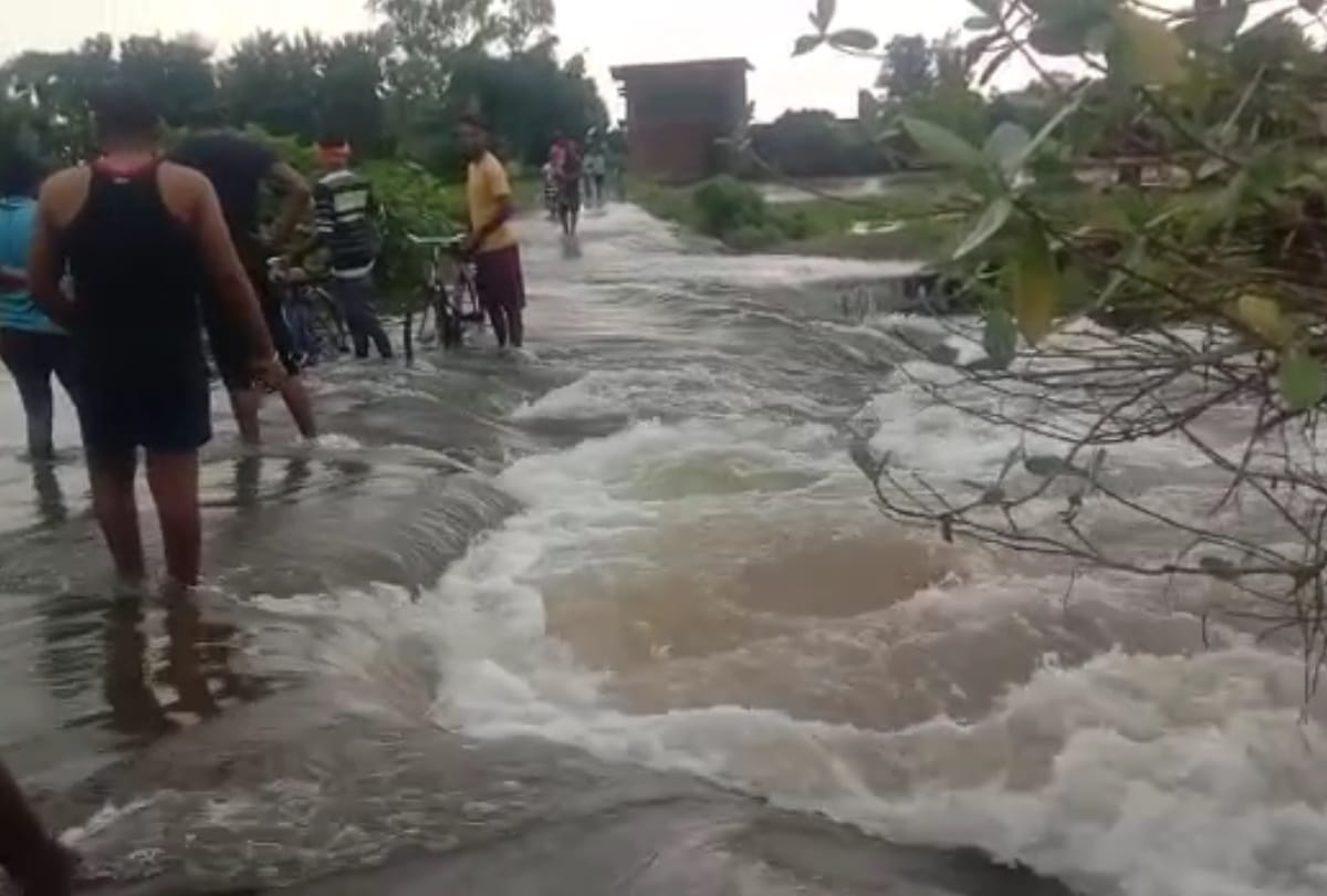 flood in gorakhpur update Ami river water came on Gorakhpur-Varanasi national highway, administration stopped traffic