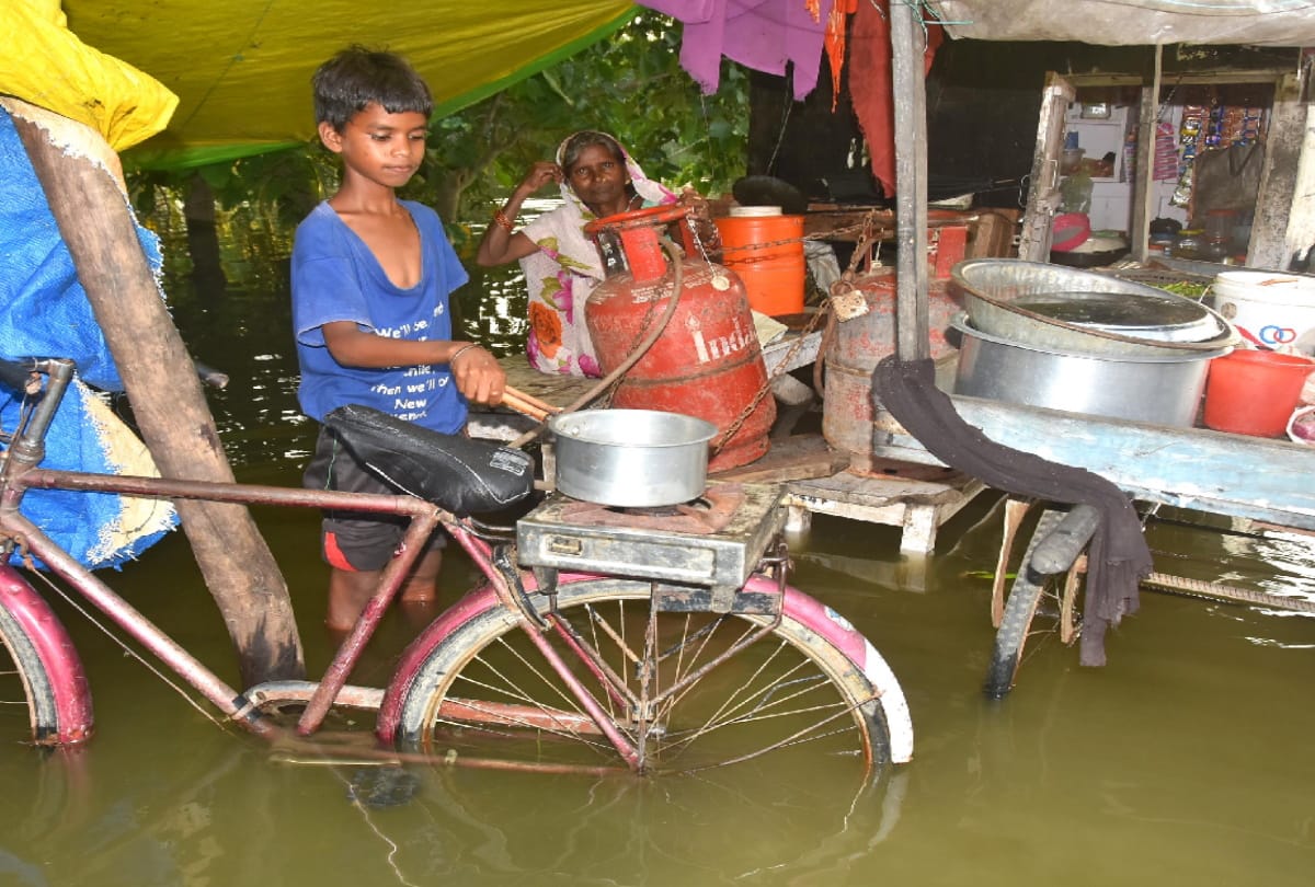 Flood water on Gorakhpur-Varanasi National Highway