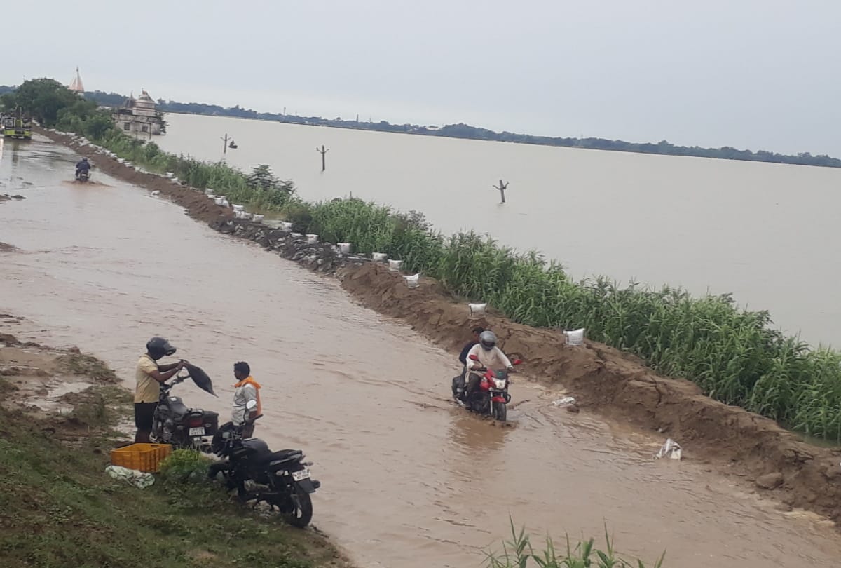 Flood water on Gorakhpur-Varanasi National Highway