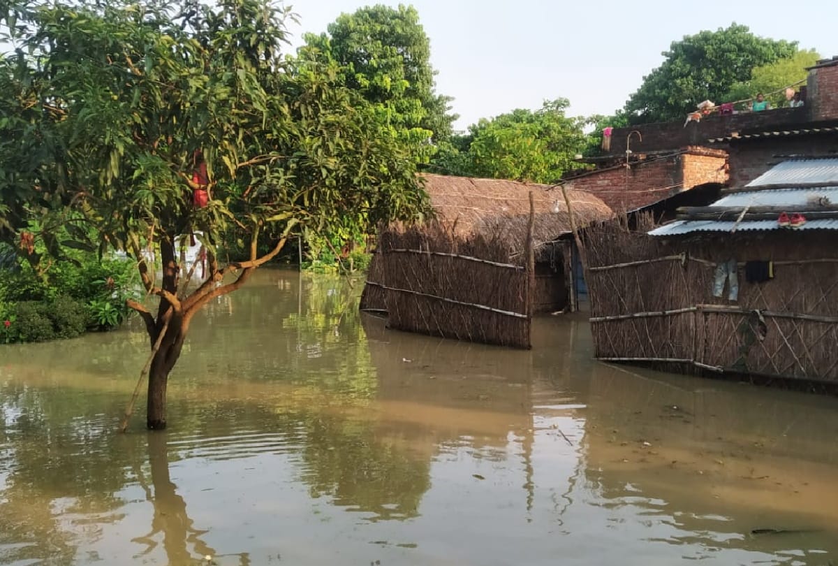 Flood water on Gorakhpur-Varanasi National Highway