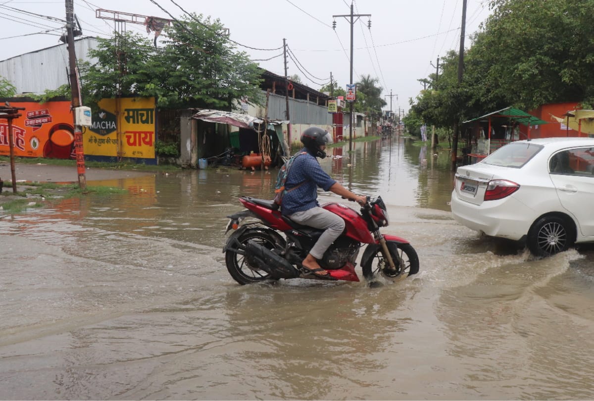 Flood water on Gorakhpur-Varanasi National Highway